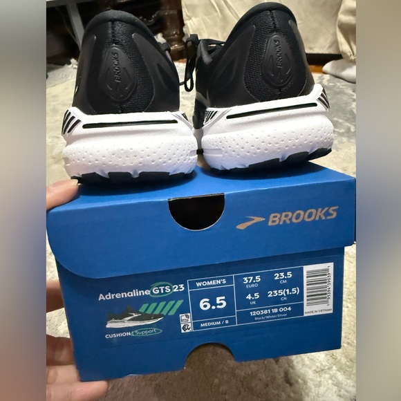 Brooks Sneakers - Picture 3 of 6